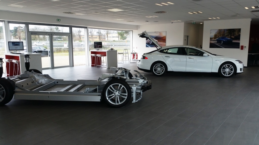 LANG Expert automobile Visite de la concession TESLA BORDEAUX